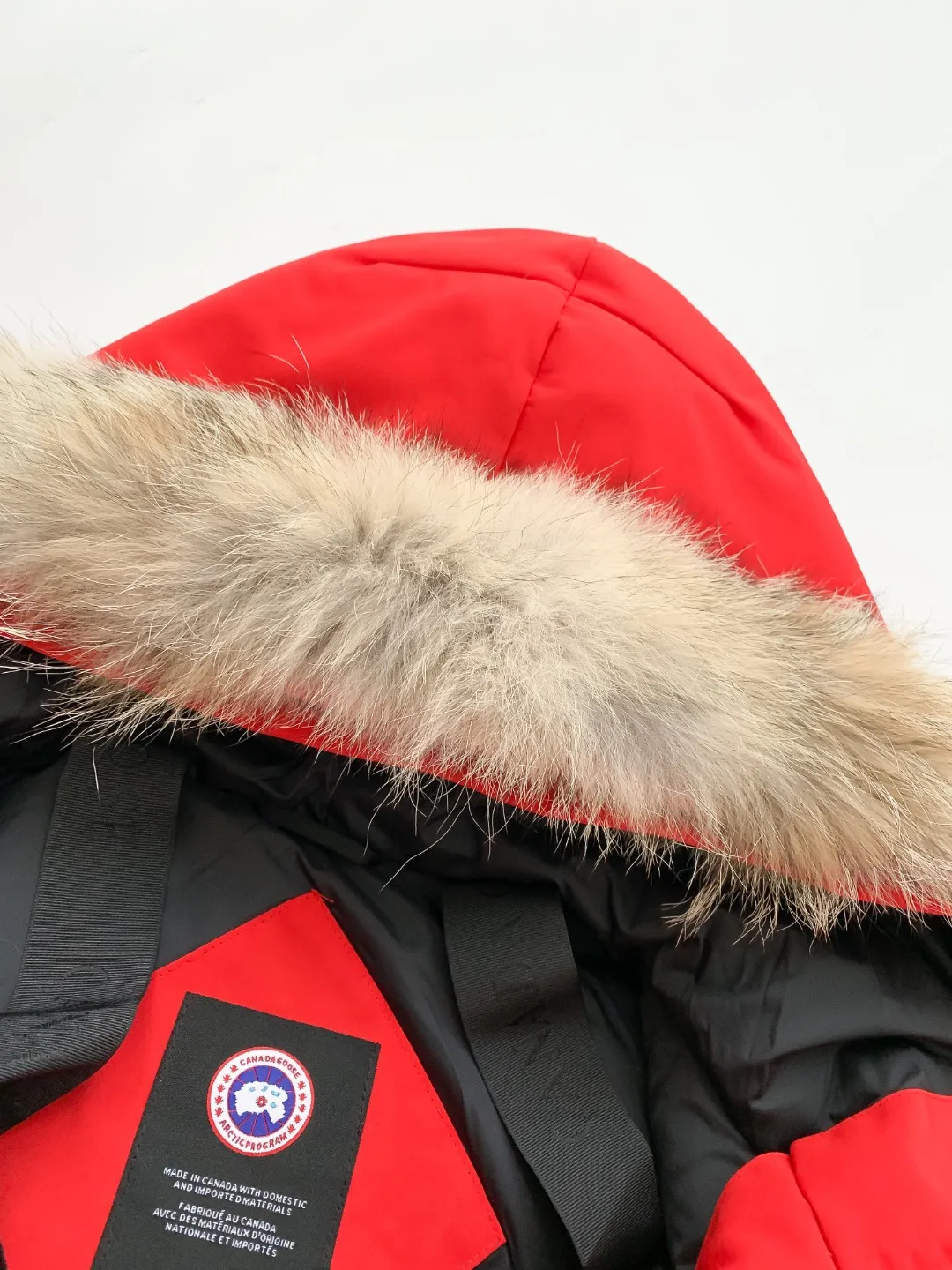 P780 Fake model pictures were taken at home. Colleagues please do not pass them off as stolen pictures! Style number: Y60-🇨🇦CANADA GOOES 24 new styles 08 styles/couple styles Factory direct supply: supplying global purchasing agents, micro-businesses, entities, Tmall, high-end stalls and studio cooperation, free shipping! Canada Goose Expedition Parka 2008 is the same style for men and women. It is mid-length and the most timeless classic. All Arctic and Antarctic scientific expedition teams choose Canada Goose as their cold-proof equipment. It is the Rolls-Royce of down jackets. ➖ Industry-leading anti-counterfeiting chip sensing. ➖ Imported Behringer embroidery machines and customized embroidery labels, the highest level and industry leading. ➖ Imported Korean 21-count polyester-cotton blended original fabric, TC85 waterproof coated fabric, water-repellent, windproof and wear-resistant. ➖ The new national standard 80 white duck down is filled with an average of 520 grams of down. The amount of down filled is industry-leading. ➖ 100% nylon lining with double double-layer sealing design to prevent velvet running, and seamless thread design on the cuffs! ➖ Western Canadian Green Wolf Collar. ➖ Yoshida YKK provides original factory-customized electroplated sliders. YKK two-way lockable zippers are tight and smooth and do not peel off paint. ➖ 3M composite Velcro is durable and the accessories and hardware are all custom-made. Note: Our copywriting is only simple and clear. Instead of bragging about the copywriting, it is better to compare and understand with samples. Only for the purest goose, the most dedicated, the most professional, the highest quality, the highest cost performance! Color: white red blue gray camouflage navy black SIZE:XS-XXL